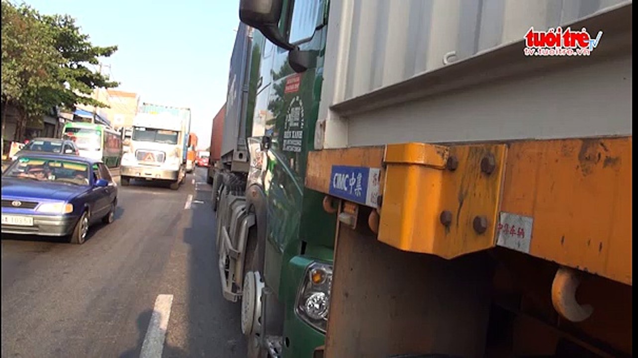 3 xe Container tông nhau liên hoàn, giao thông ừn ứ nghiêm trọng