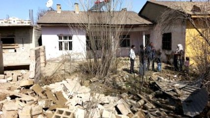 Zırhlı Polis Aracına Bombalı Saldırı Çevrede Hasara Yolaçtı