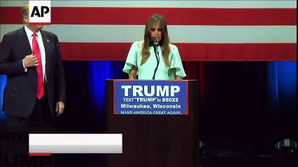 La femme mannequin slovène de D.Trump le défend lors d'un meeting