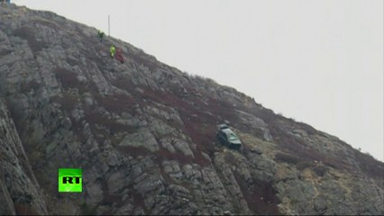 Une voiture reste suspendue dans le vide d'un ravin au Canada