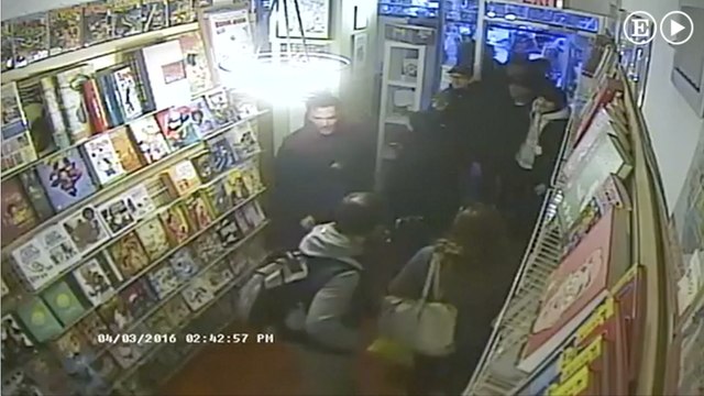 Benedict Cumberbatch entra en una tienda de comics