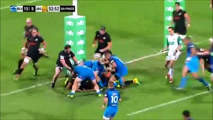 Super Rugby : l'arrêt buffet de Tomas Lavanini sur Ihaia West