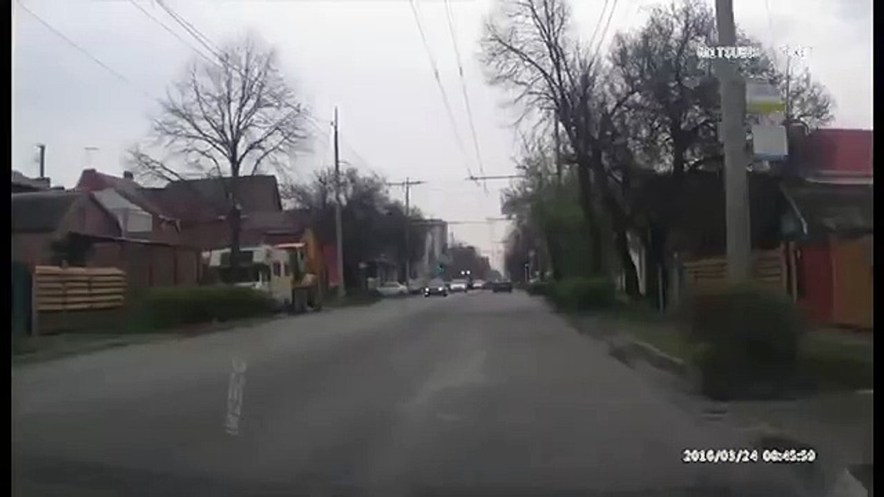 Il se prend un panneaux dans la tronche