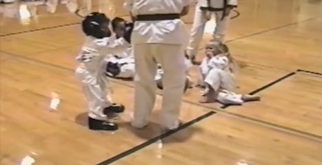 Un enfant sauve une fillette des mains d’un professeur d’arts martiaux (vidéo)