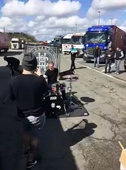 Coincé par les camionneurs, un groupe de rock donne un concert