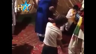 ye_bacha_to_bohat_tezz_ha_hot_mujra_with_7_year_boy