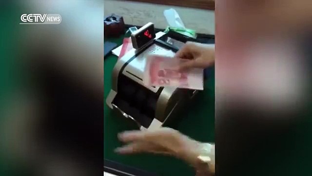 Une compteuse de billets avec un mécanisme pour voler de l'argent