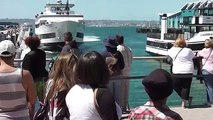 Un bateau rate son approche et fonce dans le quai