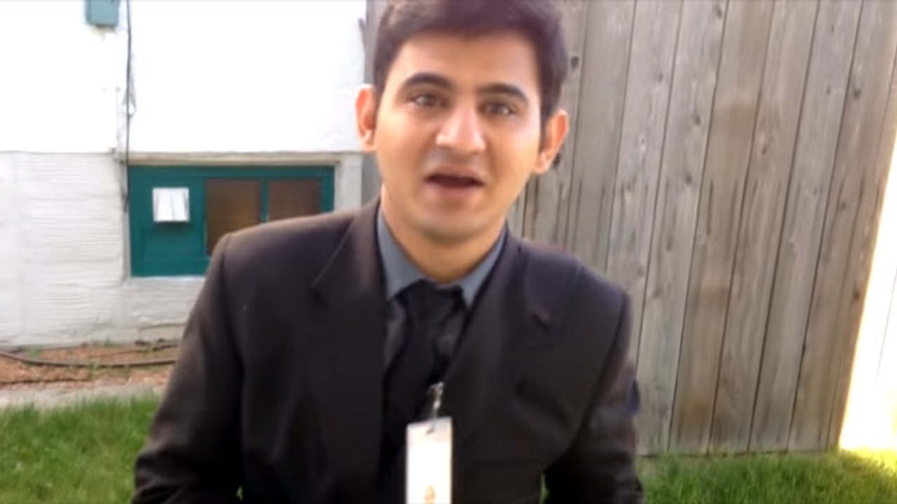 This Is How You Answer Your Door If You Want Salespeople To Stop Bothering You