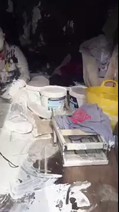 Un peintre recouvert de peinture dans une camionnette