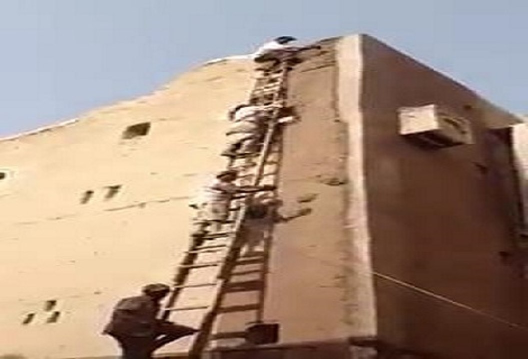 Team Work During the Building Of A Traditional Skyscraper !!