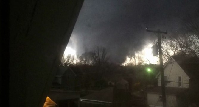 Il filme sans le savoir la tornade qui va détruire sa maison et prendre la vie de sa femme