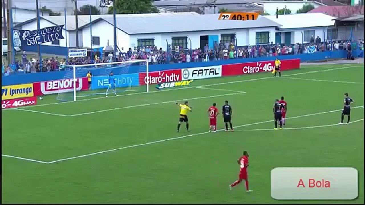 L'arrêt aussi extraordinaire que chanceux de ce gardien sur penalty