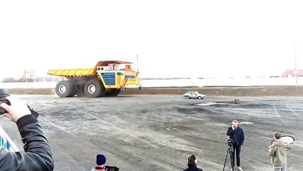 Camion de 450 tonnes vs voiture