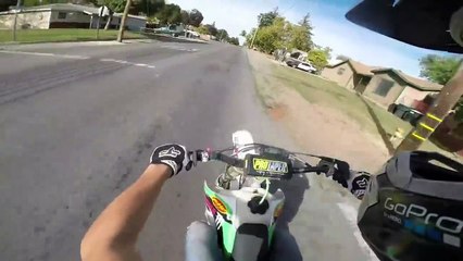 Une voiture de police prend en chasse un motard en excès de vitesse - Course poursuite impressionnante