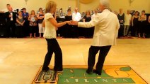 Il n'y a pas d'age pour danser comme des dieux.  Couple de personnes âgées avec un jeu de jambes incroyable