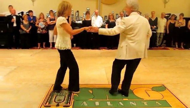 Il n'y a pas d'age pour danser comme des dieux. Couple de personnes âgées avec un jeu de jambes incroyable
