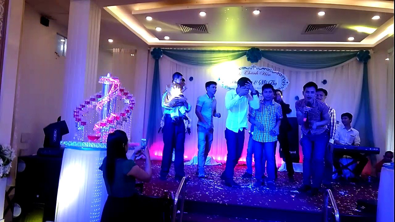 bé 1 tuổi rưỡi quẩy nát sân khấu