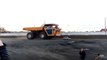Le plus gros camion du monde écrase sur une voiture