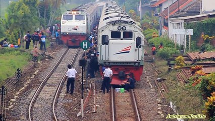 KA Majapahit Menolong KA Matarmaja Yang Mogok