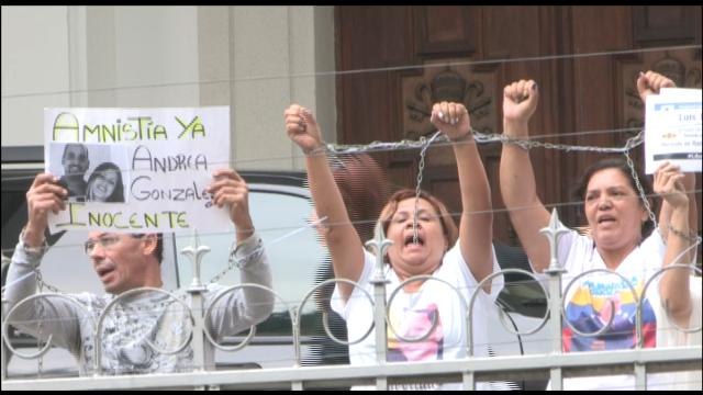 Familiares de presos políticos se encadenan frente a la nunciatura de Caracas