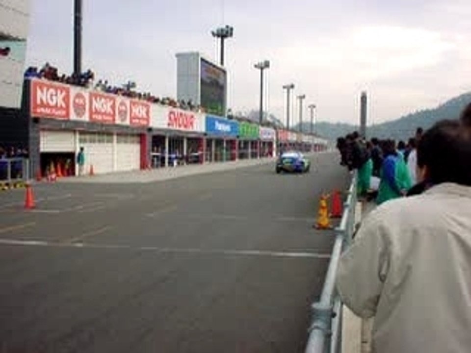 Subaru_wrc_gliding_around_divider