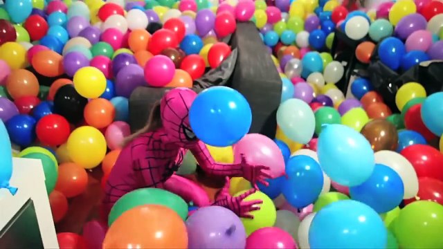 SPIDERMAN PLAYING WITH 5000 BALLOONS - Superheroe In Real Life