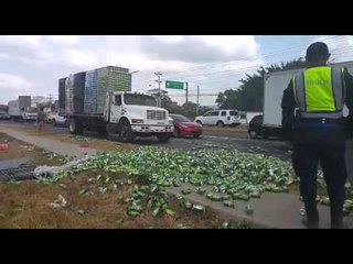 Reguero de latas vacías provoca tranque en la Domingo Díaz. Edwards Santos