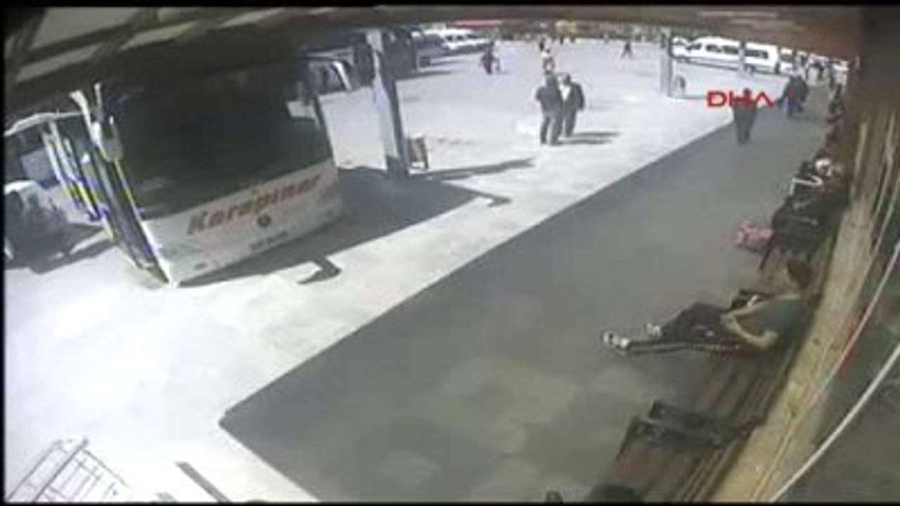 Konya Otobüs Duraklarına 'Fuhuş' Amaçlı Kartvizit Atan Kişi Tutuklandı