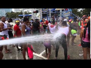 #CarnavalesCri Ella necesitaba agua. Video: @eljosh1212