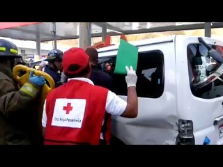 #SucesosCri Bus colisiona con poste para esquivar a taxista imprudente
