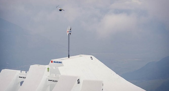 Un skieur fait un saut de 14,2m et bat le record du monde