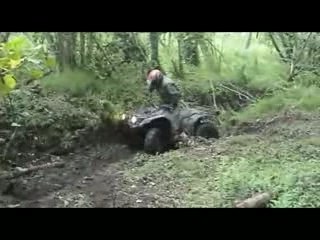 Quad  passage dans un trou