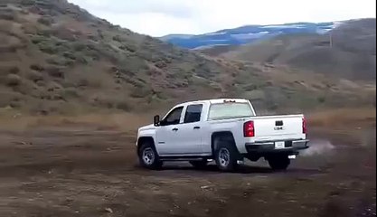 Tenta di Salire Questa Collina Con Il Suo Pickup… PURA FOLLIA!