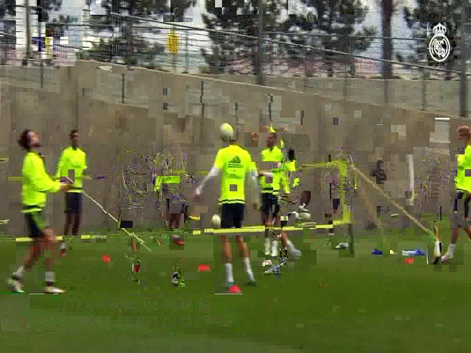 Zap Foot du 1er avril_ Les joueurs du Real se détendent avant le Clasico, un contrôle à plus de 32m etc.