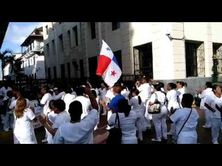 Escucha lo que cantan. Llegaron a las inmediaciones de la Presidencia  @eljosh1212