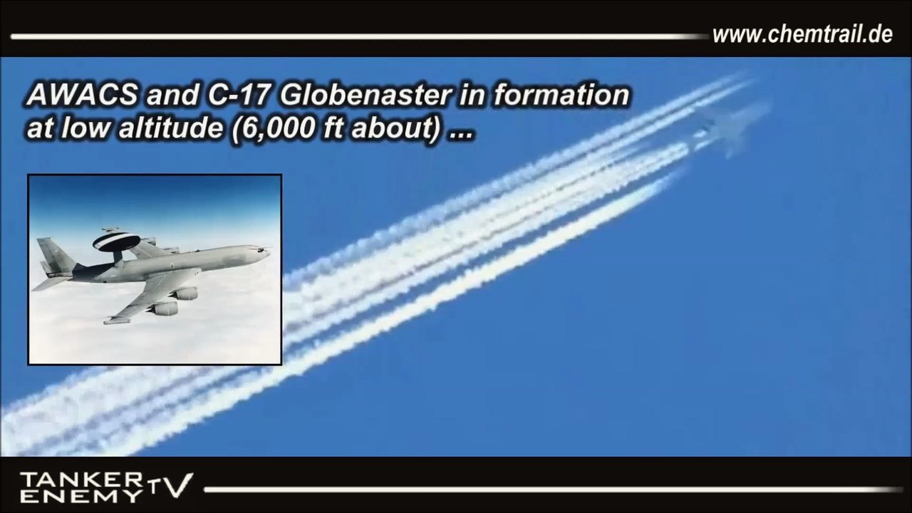 Zwei Militärflugzeuge fliegen nebeneinander, während...