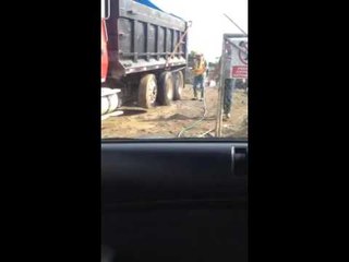 #WhatsAppCri Campaña del @IDAANinforma y lavan las llantas de los articulados con agua potable.