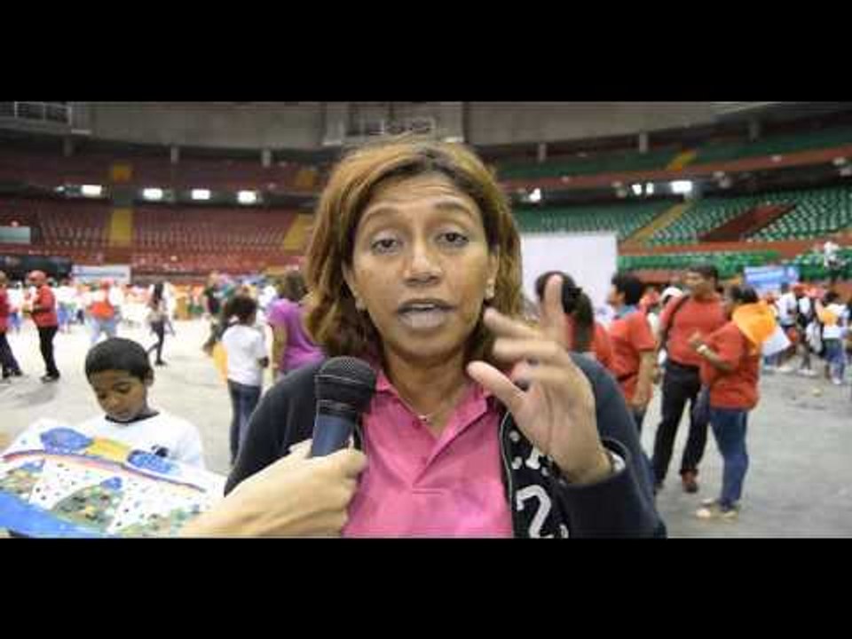 Olga Sinclair enseñando a niños