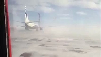Самолет сдувает в аэропорту Норильска