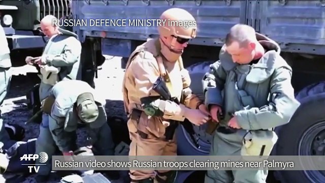 Russian soldiers clear mines from Palmyra outskirts