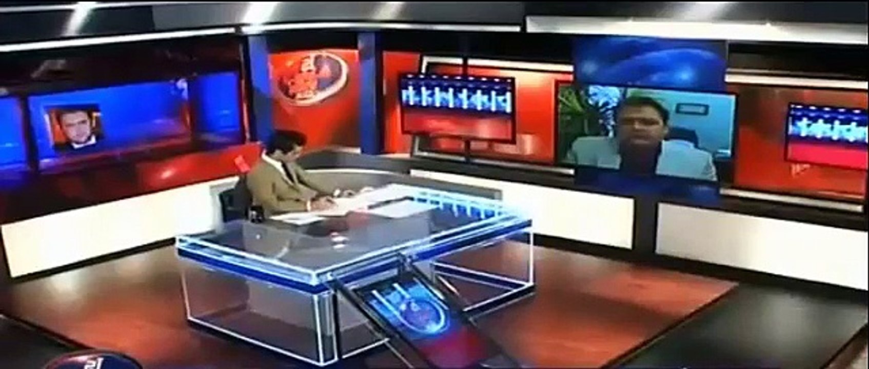 Hussain Nawaz Bashing Shahzaib Khanzada.....