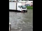 Calles inundadas ante mal tiempo en la ciudad. ¡Busquen botes!