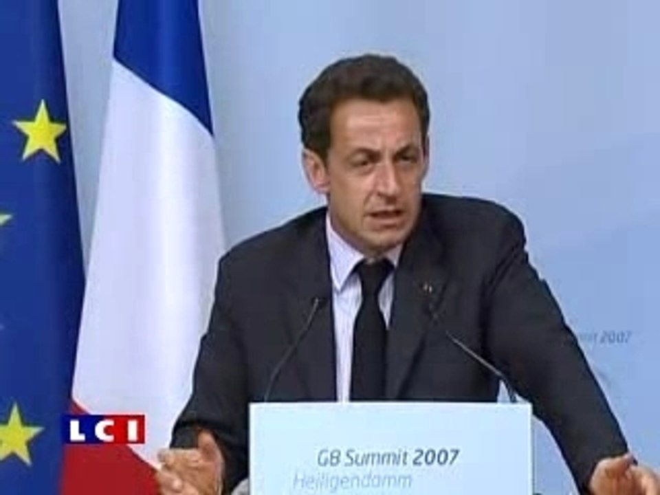 Sarkozy BOURRE au G8 - Interview de 2minutes