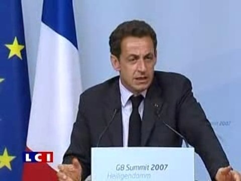 Sarkozy BOURRE au G8 - Interview de 2minutes