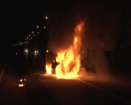 TEM^de korku dolu anlar... Otomobil alev alev yandı