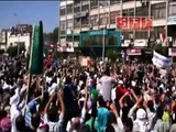 بداية المظاهرة في حماه حي الحميدية ورفع العلم السوري 17 6 2011
