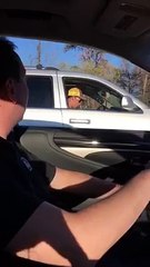 Un pilote de Nascar surprend une fan en voiture... Joie de sa vie !