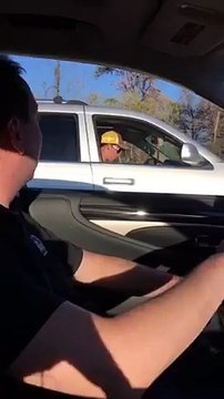 Un pilote de Nascar surprend une fan en voiture... Joie de sa vie !