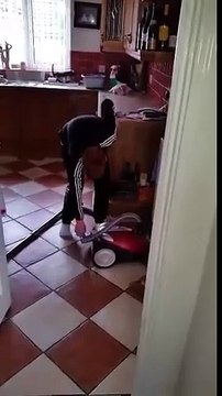 Un gamin essaie de démarrer l'aspirateur comme une tondeuse.. Tire sur le câble fils !!